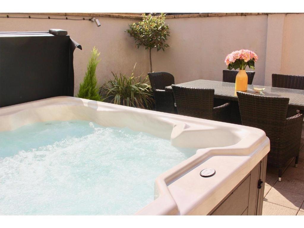 Dream Stays Bath - Trim Street Townhouse With Hot Tub Exterior photo